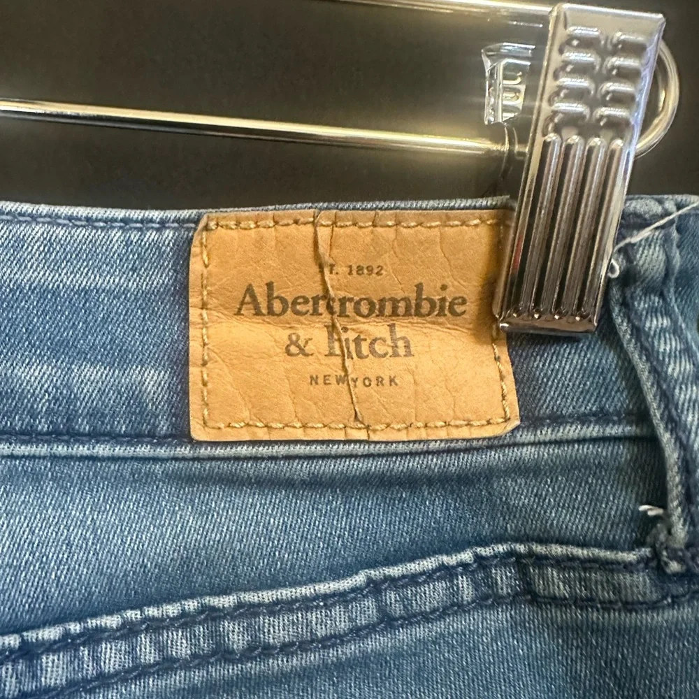 041 - Abercrombie & Fitch Size 2L or‎ 26L
